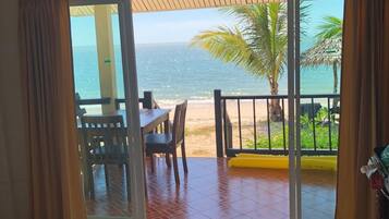 Beachfront Bungalow | Terrace/patio