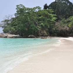 Sulla spiaggia, ombrelloni, teli da spiaggia, massaggi sulla spiaggia