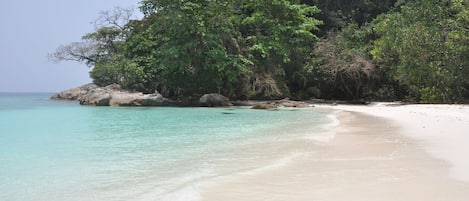 En la playa, sombrillas, toallas de playa y masajes en la playa