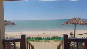 Beachfront Bungalow | Terrace/patio