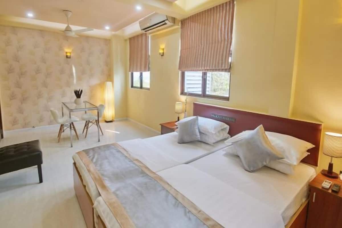 Ropa de cama de alta calidad y caja de seguridad en la habitación