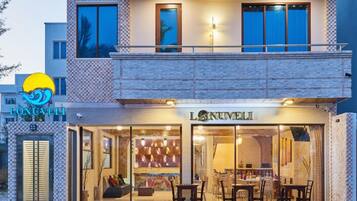 Fassade der Unterkunft – Abend/Nacht