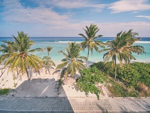 A beach with palm trees and a clear view of the ocean. - Lonuveli (Hulhumalé)