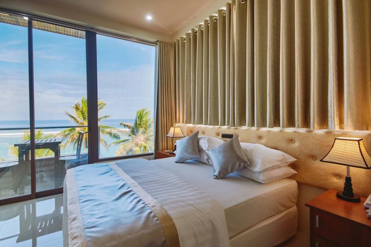 Habitación de luna de miel | Ropa de cama de alta calidad y caja de seguridad en la habitación