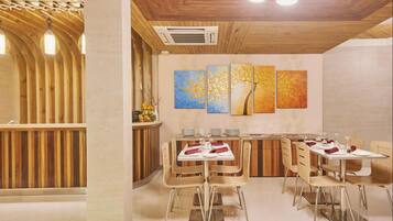 Tägliches Frühstücksbuffet (20 USD pro Person)