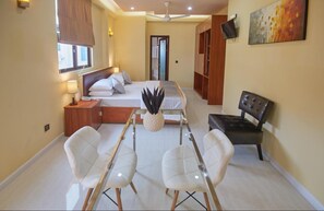 Super Deluxe Room + Free Airport Transfer | Premium bedding, in-room safe, desk, iron/ironing board - Lonuveli (Hulhumalé)