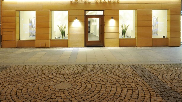 Eine Hotelscheune mit klassischer Architektur, mit Rundbogenfenstern und einem zentralen Eingang.