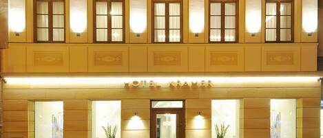 住宿正面 (夜晚)