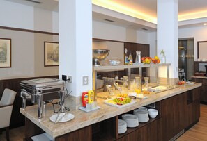 بوفيه فطور مجانًا يوميًا