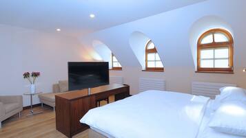 Deluxe Double Room, 1 King Bed | Premium bedding, minibar, in-room safe, desk