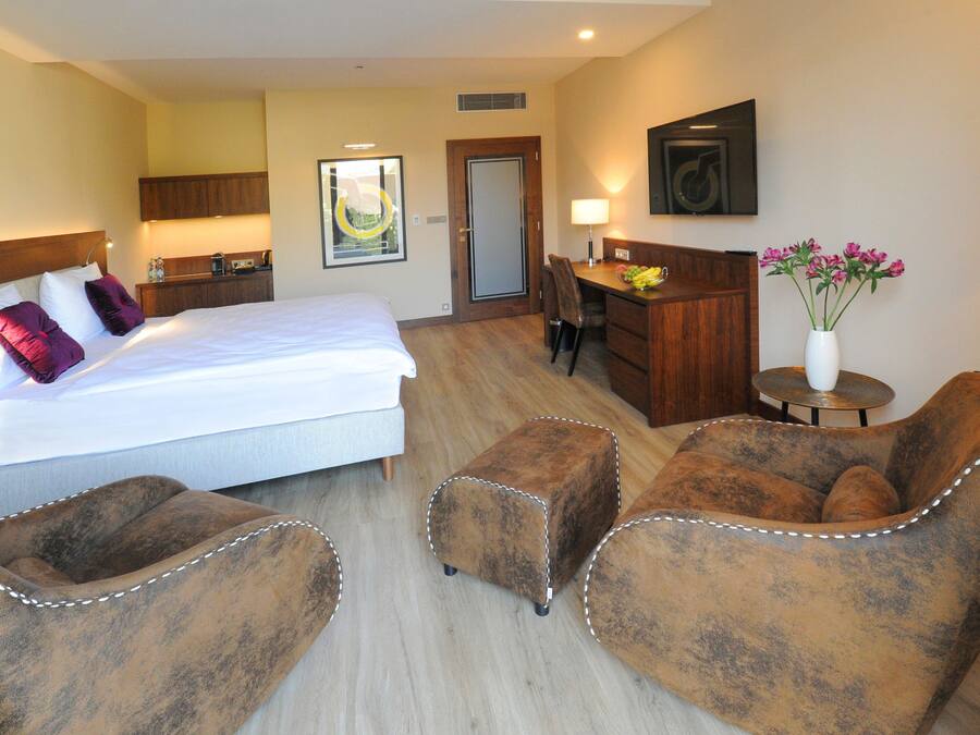 Quarto casal luxo, 1 cama King, terraço, vista para o pátio | Roupas de cama premium, frigobar, cofres nos quartos, escrivaninha