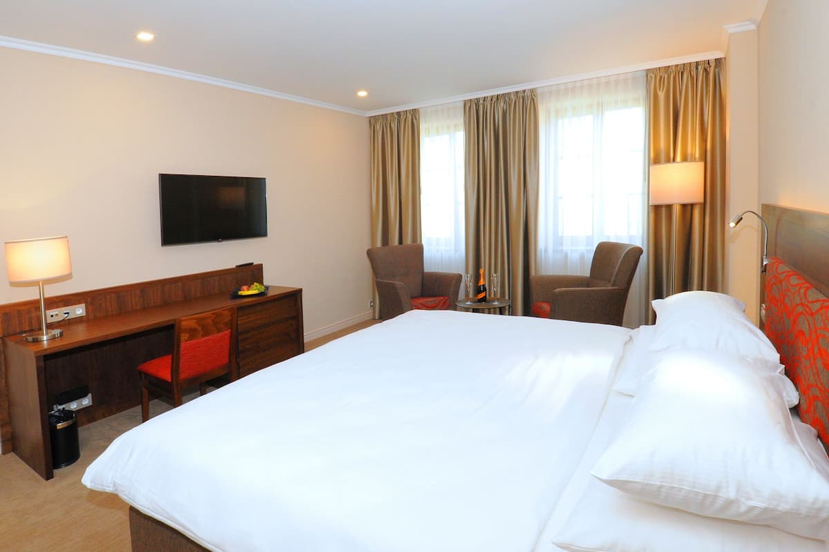 Habitación doble superior, 1 cama de matrimonio grande | Ropa de cama de alta calidad, minibar, caja fuerte y escritorio