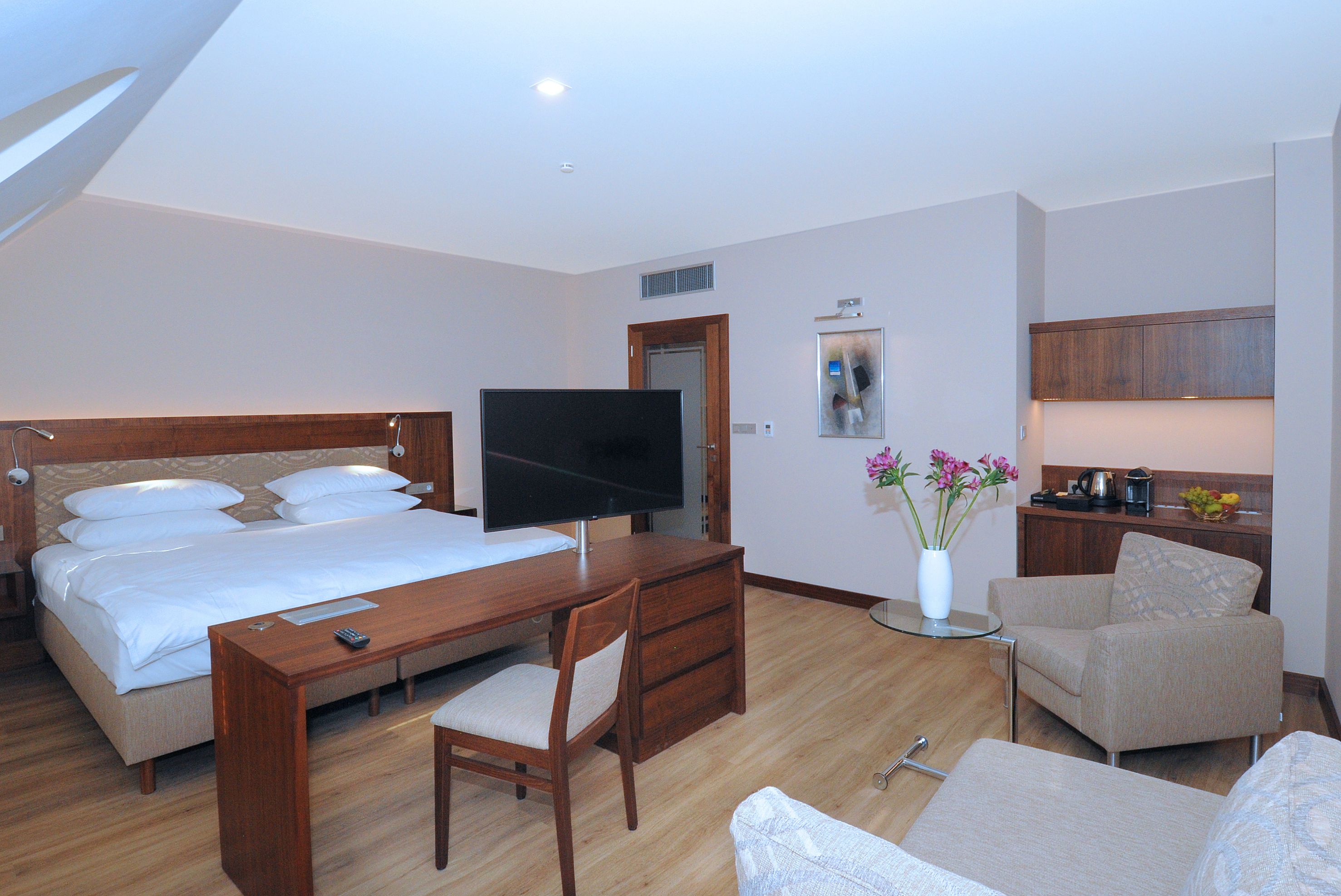 deluxe double room, 1 king bed | 1 bedroom, premium bedding, minibar, in-room safe