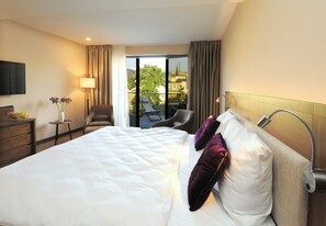 华丽双人房, 1 张特大床, 露台, 庭院景观 | 高档床上用品、迷你吧、客房内保险箱、办公桌