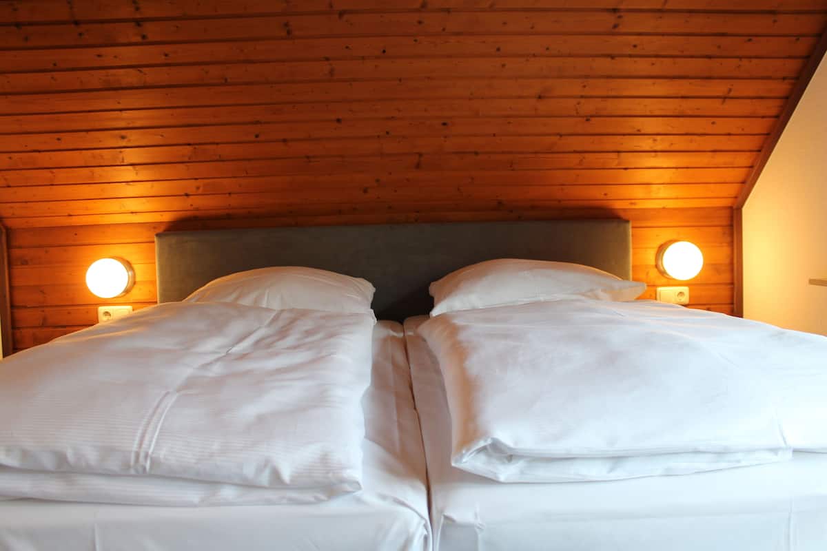 Design vierpersoonskamer, 2 slaapkamers, uitzicht op meer | Een kluis op de kamer, een bureau, beddengoed