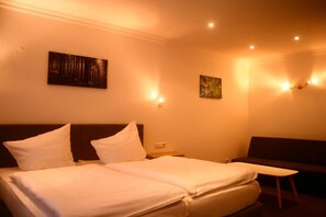 In-room safe, desk, bed sheets - Bescheider Mühle Hotel & Restaurant (Bescheid)