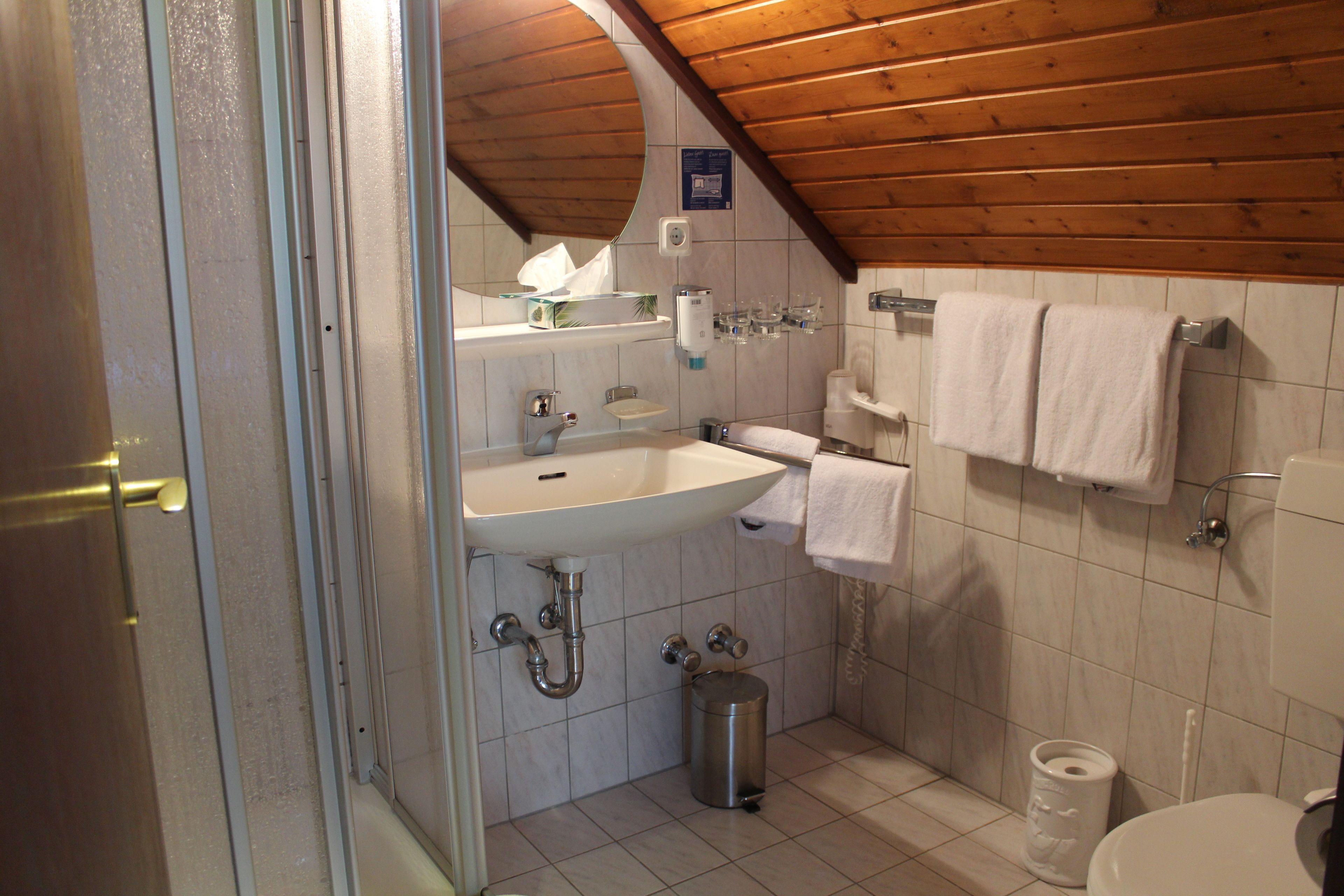 design quadruple room, 2 bedrooms, lake view | bathroom | shower, free toiletries, hair dryer, towels