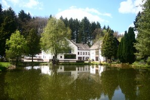 Property grounds - Bescheider Mühle Hotel & Restaurant (Bescheid)