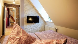 Grand Suite | Minibar, rollaway beds, free WiFi, bed sheets