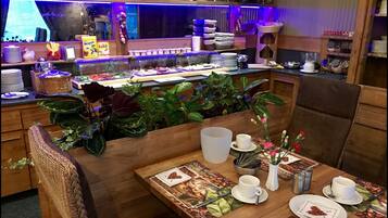 Tägliches Frühstücksbuffet (12 EUR pro Person)