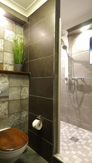 Deluxe Suite | Bathroom shower