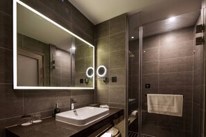 Habitación doble superior | Baño | Bañera y ducha independientes y artículos de higiene personal gratuitos