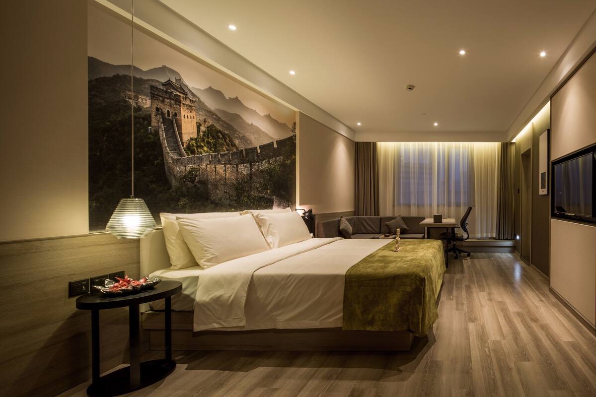 Suite | Minibar, escritorio, cortinas opacas y tabla de planchar con plancha