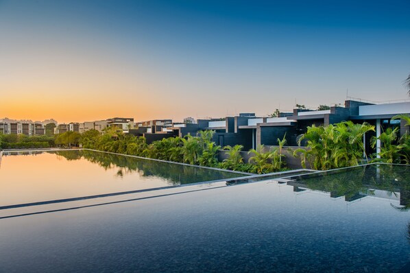 Outdoor pool, an infinity pool