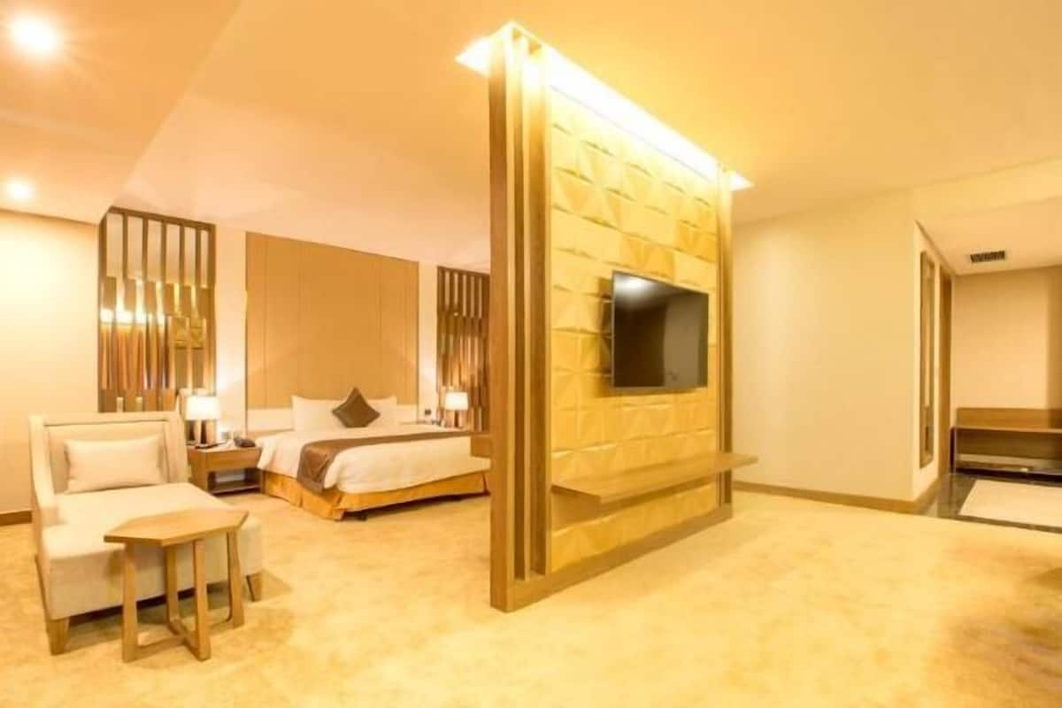 1 dormitorio, minibar, caja fuerte y escritorio