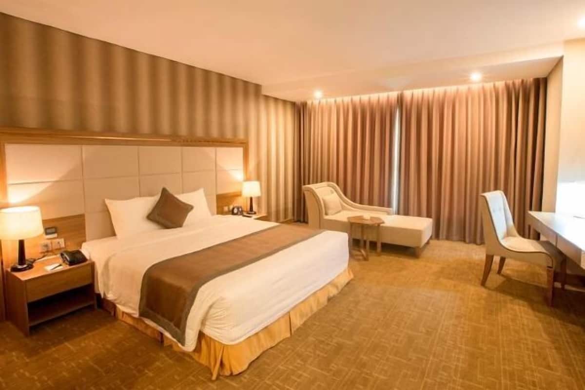 1 dormitorio, minibar, caja fuerte y escritorio