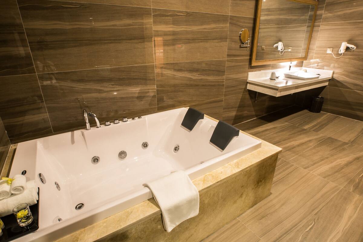 presidential suite | bathroom | free toiletries, hair dryer, slippers, towels