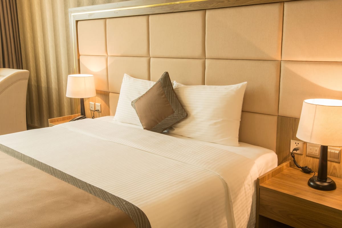 deluxe king room | 1 bedroom, minibar, in-room safe, desk