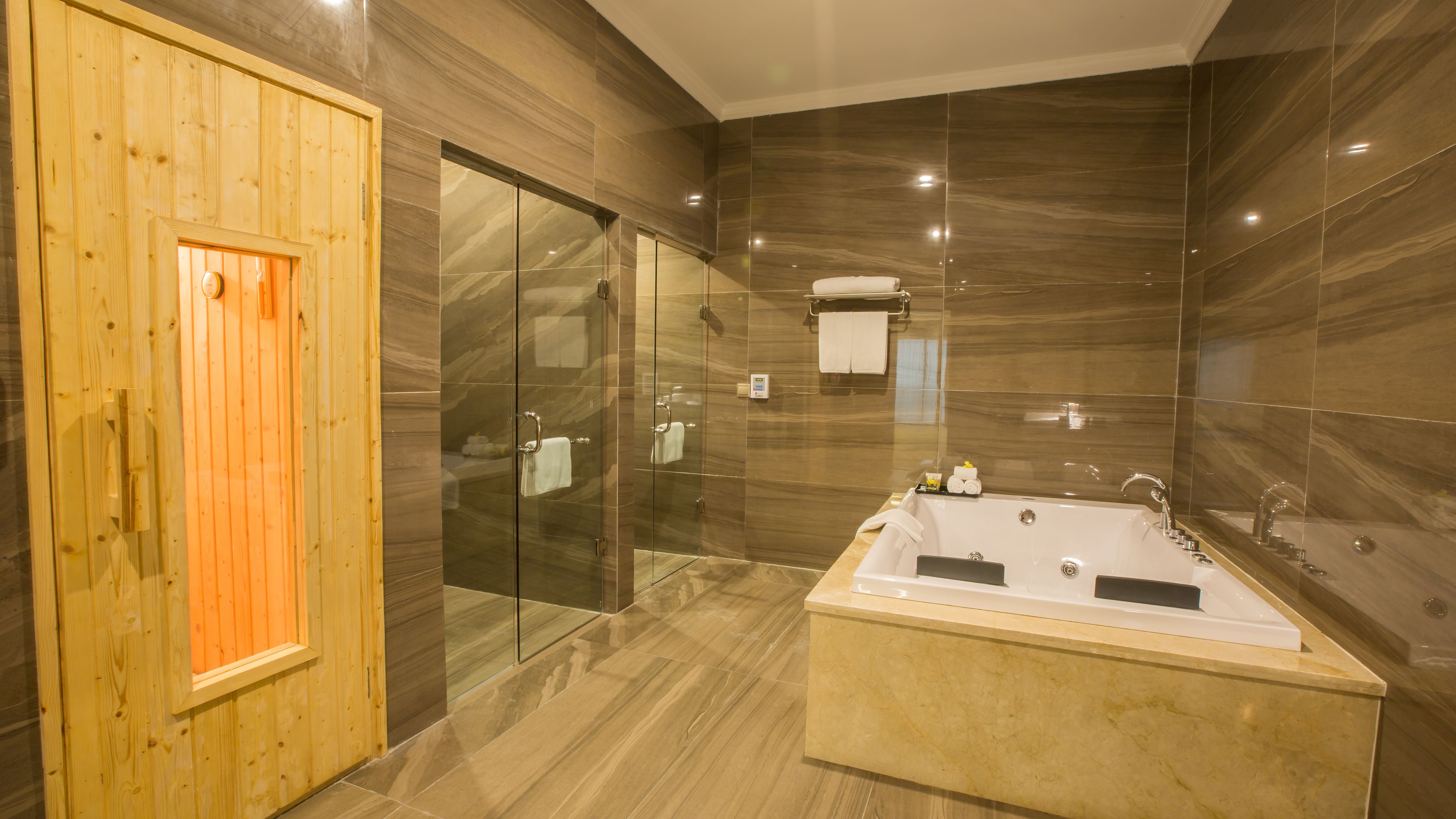 Presidential Suite | Bilik Mandi | Kelengkapan dandanan diri percuma, pengering rambut, selipar 