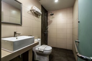 Shower, hair dryer, bidet, towels - 1 Orange Hotel KLIA & KLIA2 (Sepang)