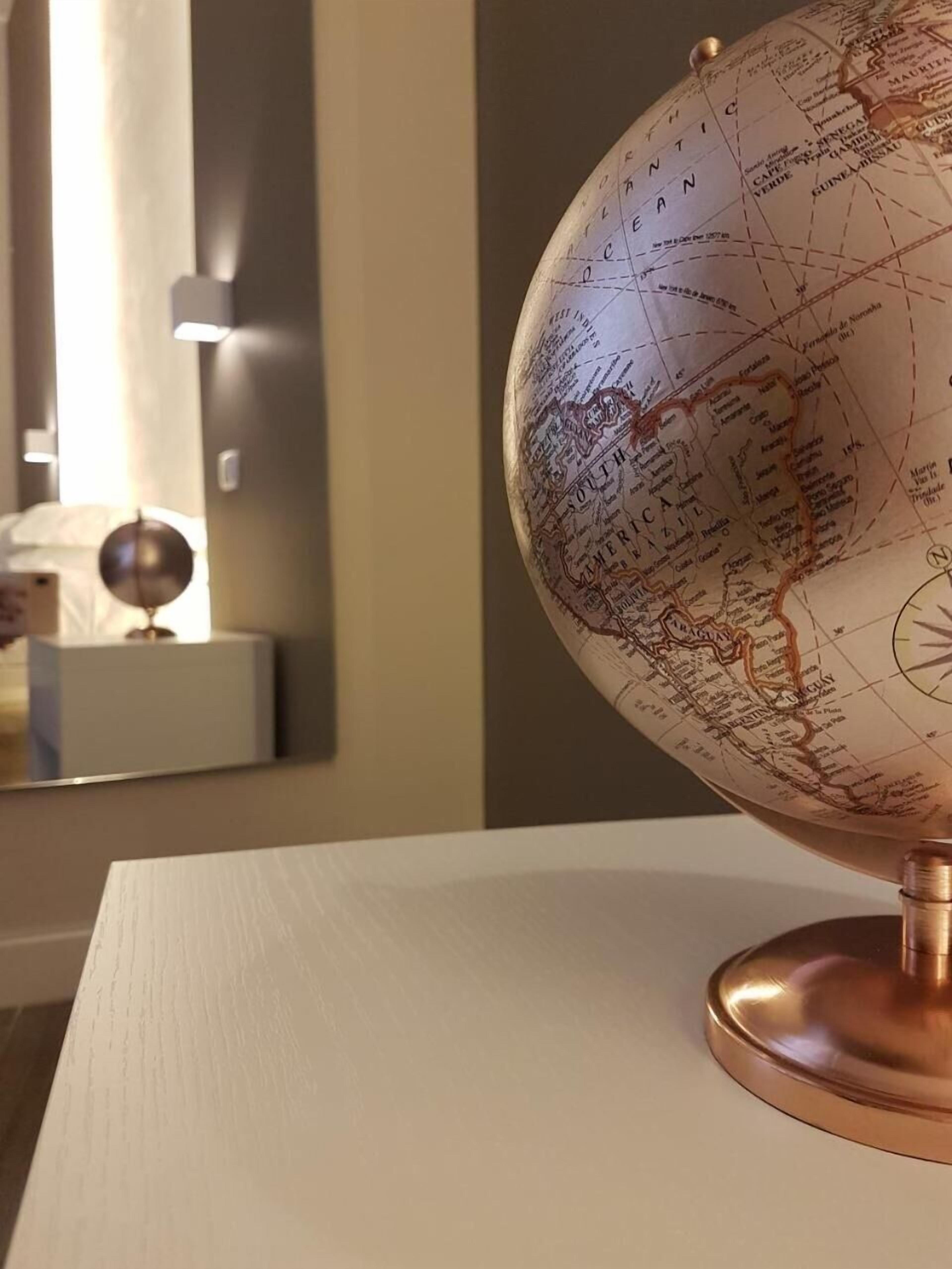 Un globo sobre una mesa blanca con una lámpara al fondo.
