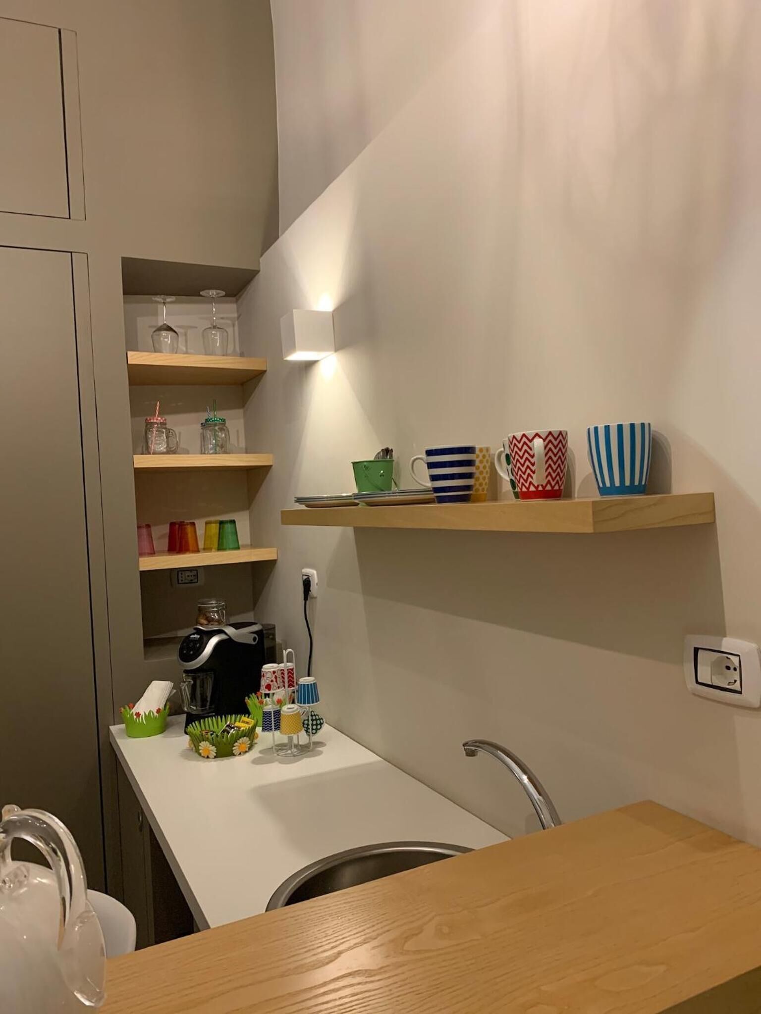 Fridge, espresso maker, coffee/tea maker, electric kettle