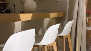 KĂŒhlschrank, Espressomaschine, Wasserkocher mit Kaffee-/Teezubehör