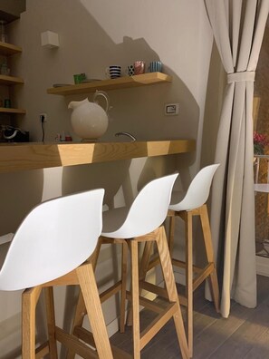 Fridge, espresso maker, coffee/tea maker, electric kettle - La Banchina Holiday Rooms (Trani)