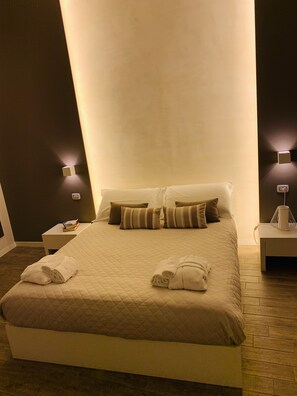 Premium Suite, 1 Bedroom, Balcony, Ocean View | Down duvets, minibar, individually decorated, individually furnished - La Banchina Holiday Rooms (Trani)