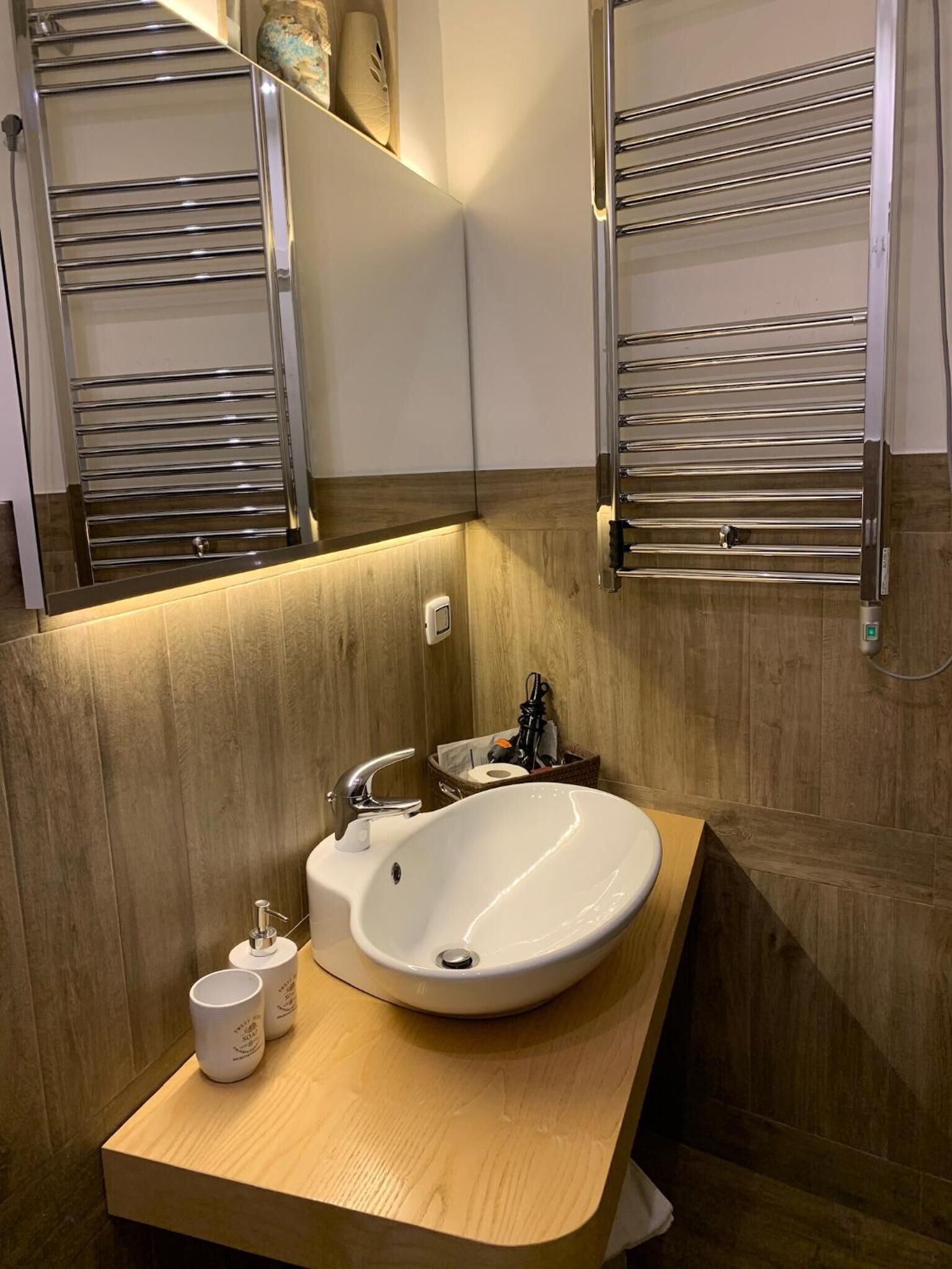 Douche, douche à « effet pluie », articles de toilette gratuits