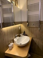 Shower, rainfall showerhead, free toiletries, hair dryer
