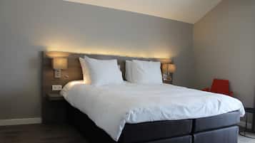 Een minibar, een kluis op de kamer, een bureau, geluiddichte muren