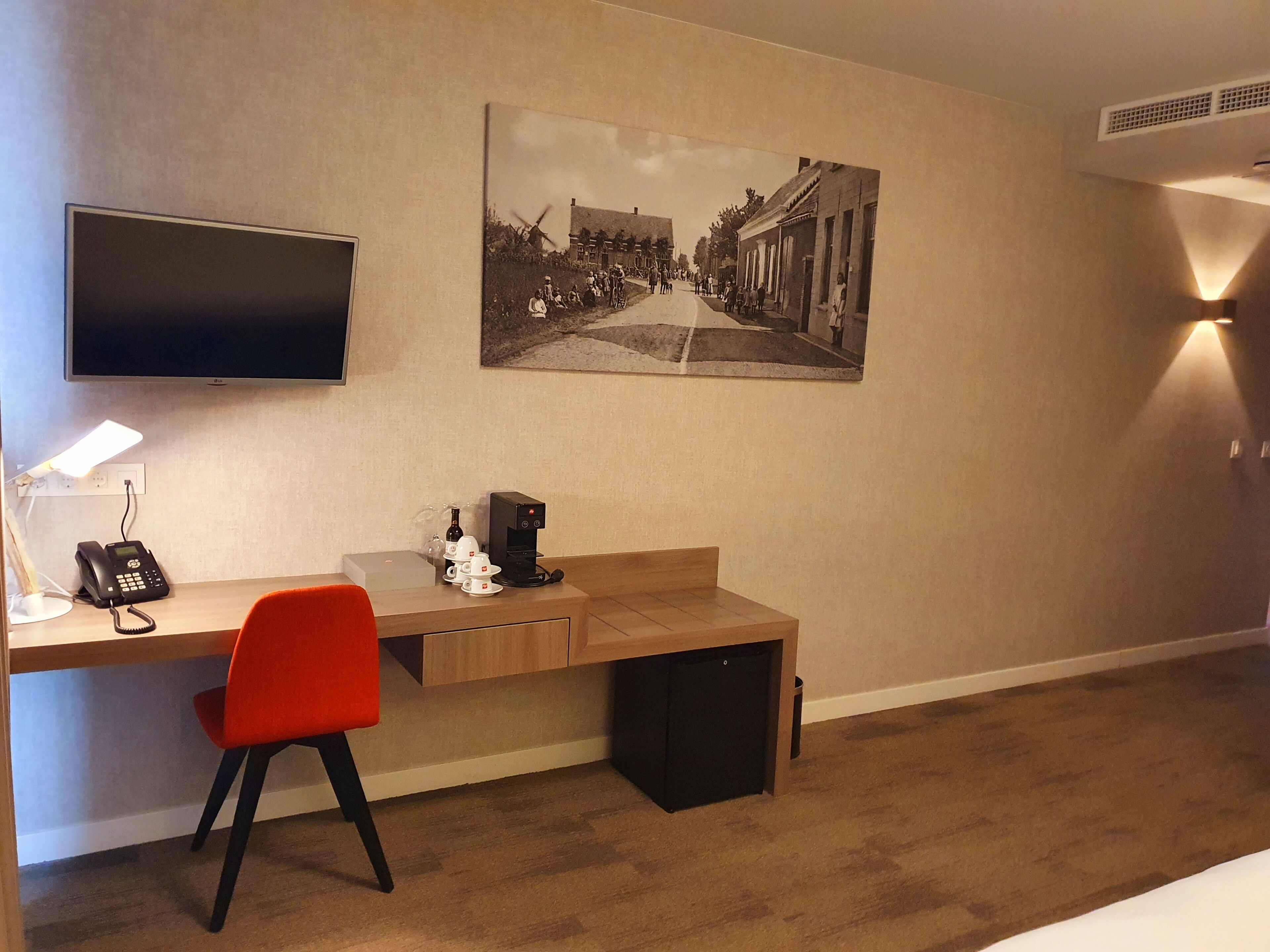 deluxe double room | minibar, in-room safe, desk, soundproofing
