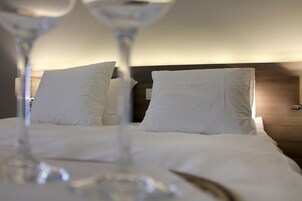 Minibar, caja de seguridad en la habitación y escritorio 