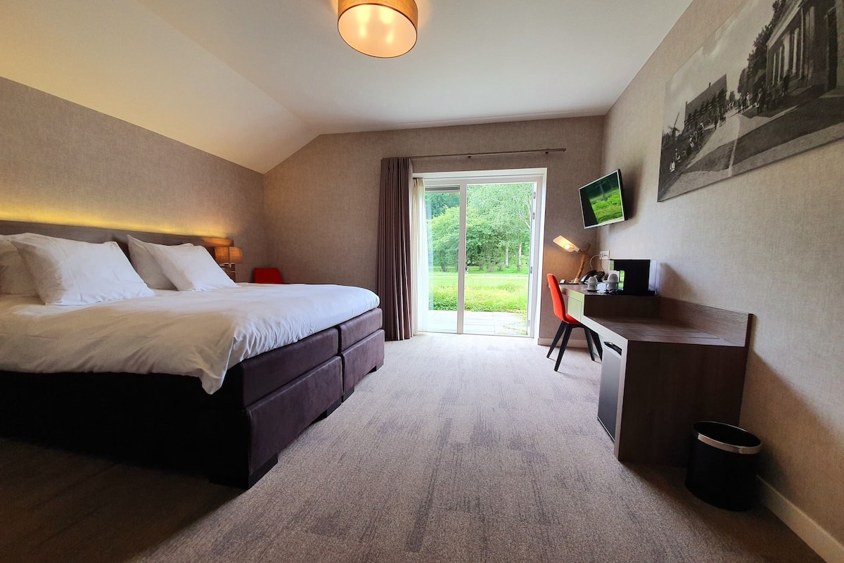deluxe double room | minibar, in-room safe, desk, soundproofing