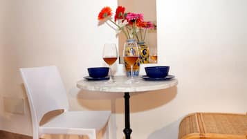 City Double Room, Private Bathroom (101) | Hypo-allergenic bedding, in-room safe, iron/ironing board, free WiFi
