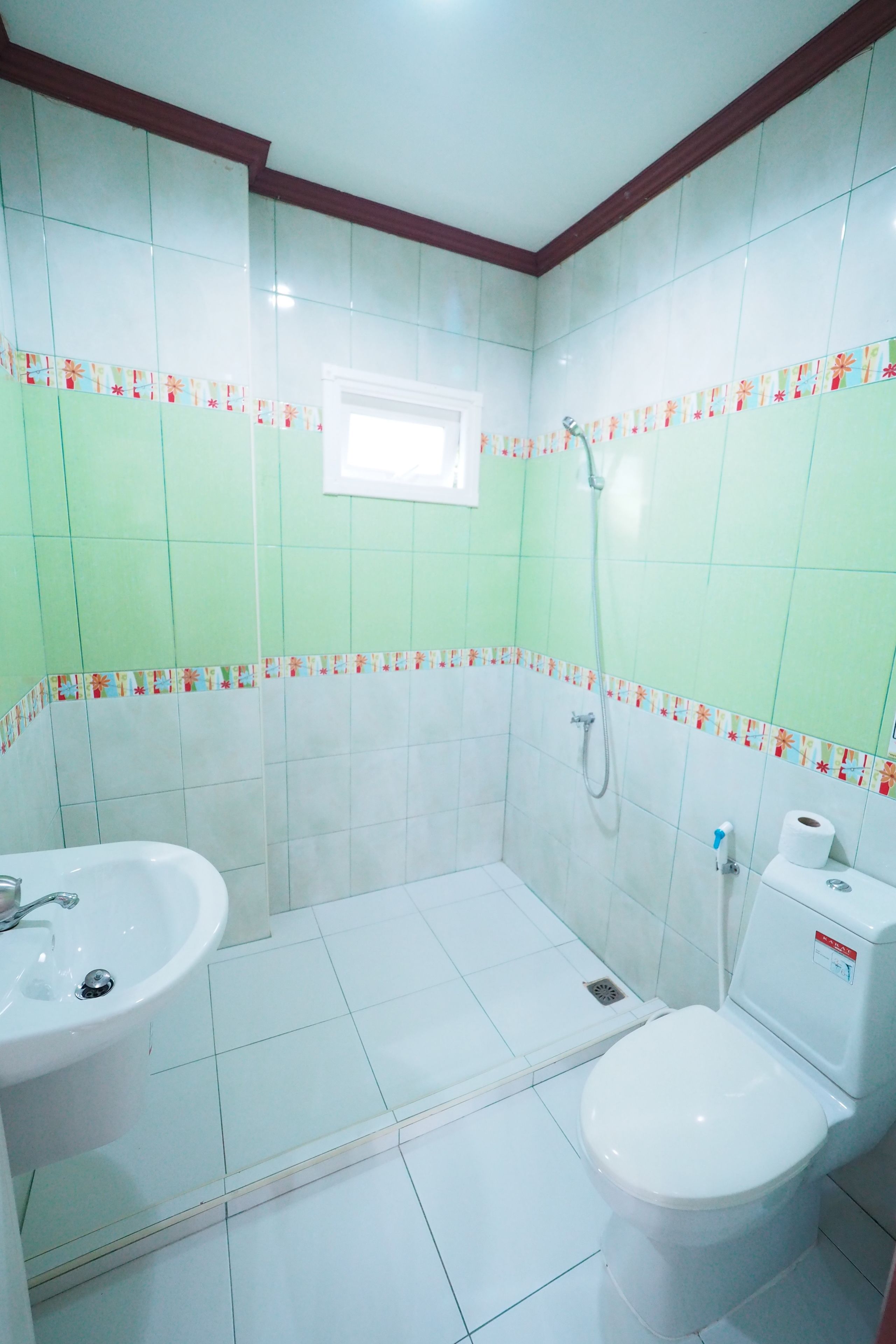 Ein Badezimmer mit Waschbecken, Toilette und Dusche.