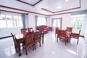 4-Bedroom Villa | Living area - Kamalar Palace Longstay house (Ayutthaya)