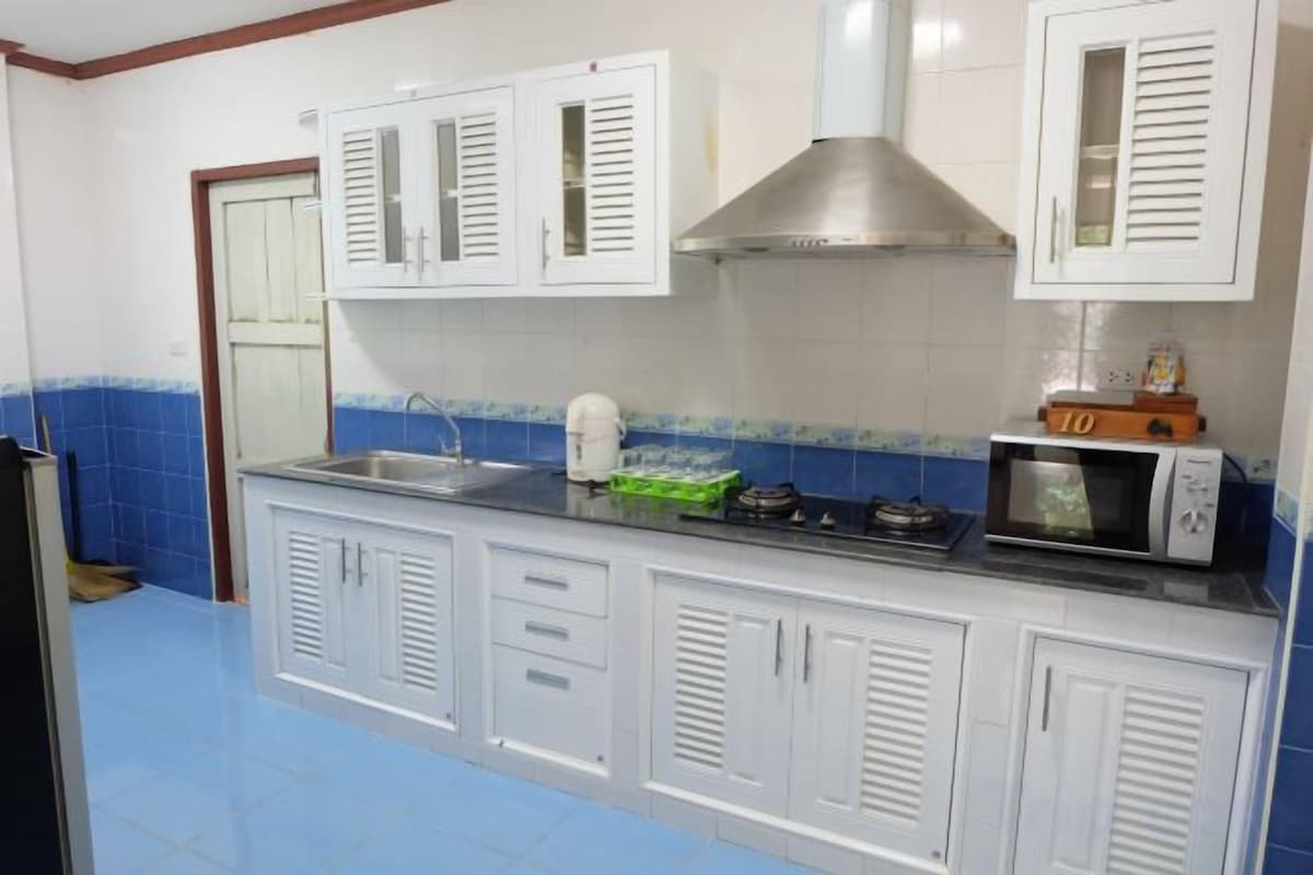 Cocina privada | Nevera en la zona común y hervidor eléctrico