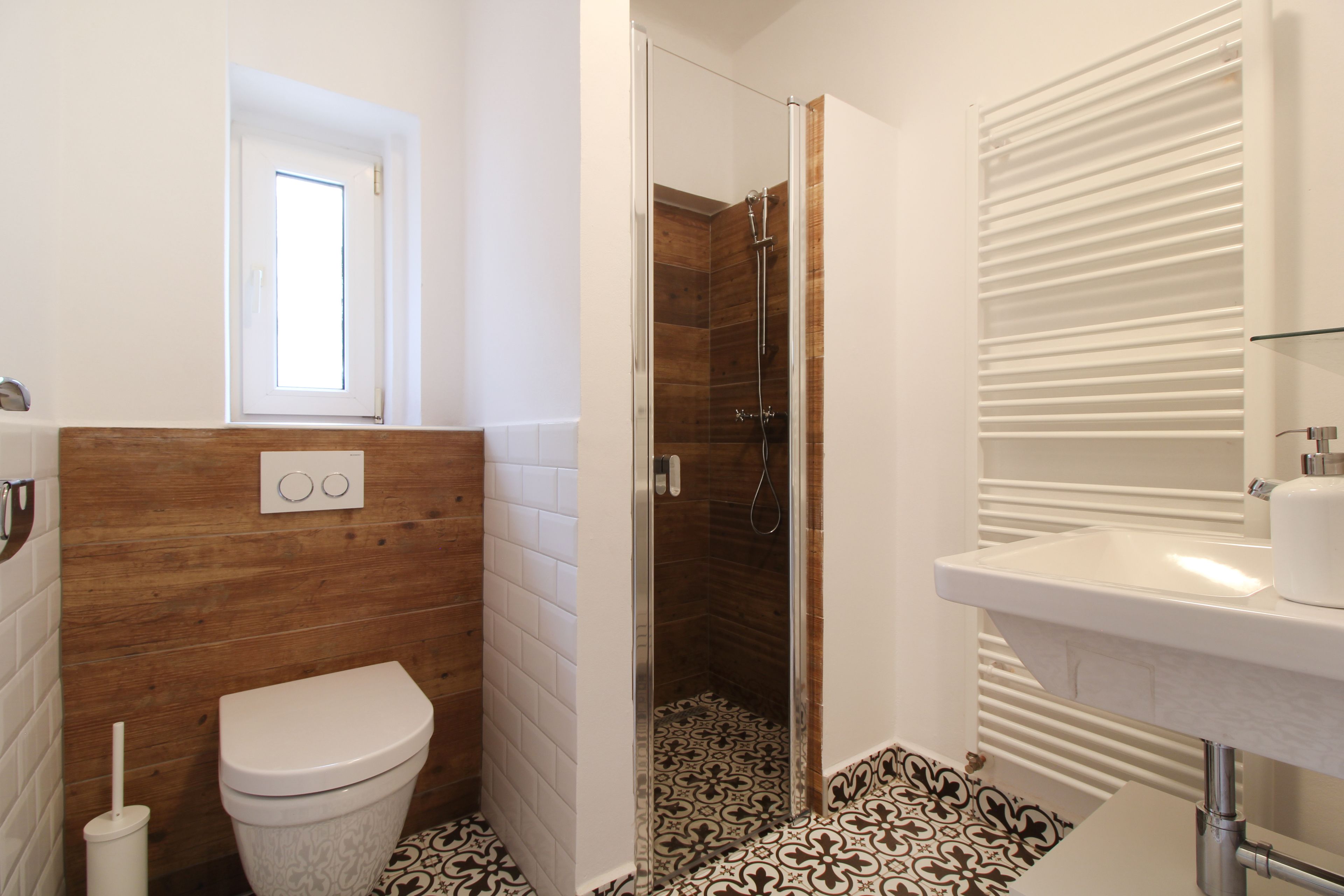 Une salle de bain avec des toilettes, une douche et un lavabo.